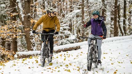 Mountainbiker im Schnee