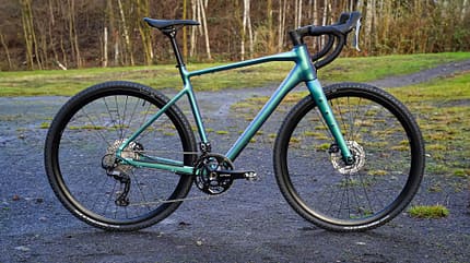 Gravelbike,Carver Gravel 230,Seitenansicht,Wald im Hintergrund Gravelbike,Carver Gravel 230,Seitenansicht,Wald im Hintergrund