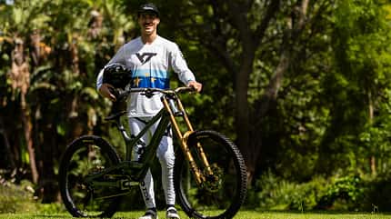 Andi Klob in seinem neuen YT-Trikot und mit dem YT-Tues als Arbeitsgerät für 2025. Nächste Saison geht es für den Österreicher bei der deutschen Marke weiter. Andi Klob in seinem neuen YT-Trikot und mit dem YT-Tues als Arbeitsgerät für 2025. Nächste Saison geht es für den Österreicher bei der deutschen Marke weiter.