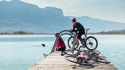 Group, Kaltern, Lake, offBike, Alpecin Cycling, Alpecin Rideclub, Cycling Community, Kaltern Tourismus, Adult, Bicycle, Child, Female, Girl, Helmet, Person, Water, Waterfront, Woman Rennradfahrer auf Steg,Kaltern am See