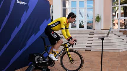 Rouvy,Wout van Aert,Indoor Cycling,von der Seite auf der Rolle Rouvy,Wout van Aert,Indoor Cycling,von der Seite auf der Rolle