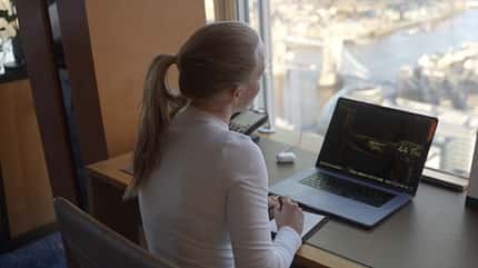 Sabrina Fischer in London mit Flitedeck-Entwurf Sabrina Fischer in London mit Flitedeck-Entwurf