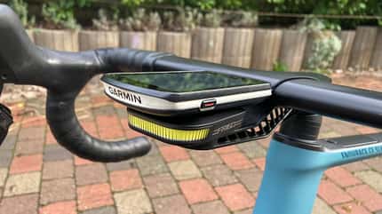 Tagfahrlicht Ravemen FR160 von der Seite, montiert unter einem Garmin-Radcomputer Tagfahrlicht Ravemen FR160 von der Seite, montiert unter einem Garmin-Radcomputer
