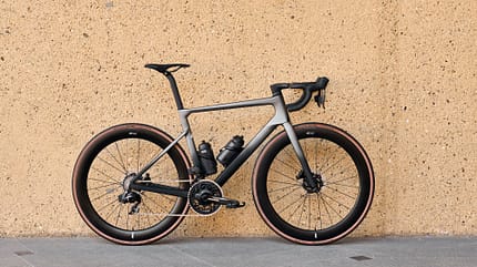 Rose Xlite06,2025,Rennrad,silverblack,vor Wand Rose Xlite06,2025,Rennrad,silverblack,vor Wand