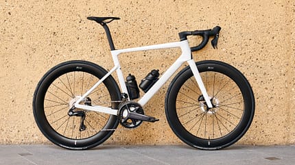 Xlite06,2025,Rennrad,supersonicgrey,vor Wand Xlite06,2025,Rennrad,supersonicgrey,vor Wand