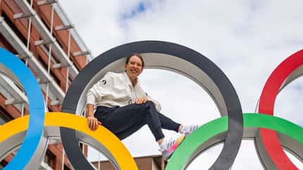 Nina Benz posiert in den Olympischen Ringen im Olympischen Dorf vor den Olympischen Spielen in Paris 2024. Nina Benz posiert in den Olympischen Ringen im Olympischen Dorf vor den Olympischen Spielen in Paris 2024.