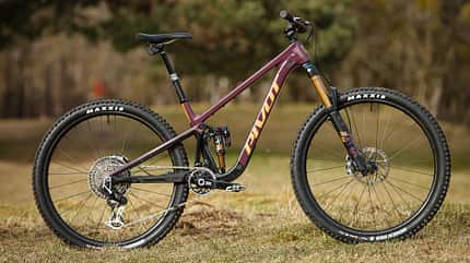 Trailcat LT, Trailcat SL, Pivot, Trailbike, DW-Link, Pivot bringt ein neues Trailbike in zwei Ausführungen. Das Trailcat LT mit 150 und 135 mm Federweg (in der Farbe Dr. Purple) und das Trailcat SL mit 140 und 120 mm (in der Farbe Green Meadow Mist). Beide kommen durchgehend mit 29-Zoll-Rädern.