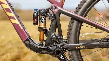 Trailcat LT, Trailcat SL, Pivot, Trailbike, DW-Link, Der Dämpfer spricht sensibel an und hat in der Federwegmitte genügend Gegenhalt, um auch mal stärkere Schläge wegzustecken. Den Plattform-Hebel betätigt man bergauf leider regelmäßig, da das Heck zum Wippen neigt. Dafür generiert es auch in technischen Uphill-Passagen viel Grip.