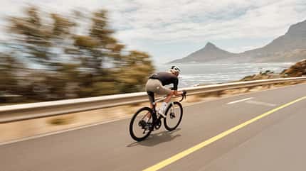 Assos Equipe R und Dyora R Bekleidungslinie Assos Equipe R und Dyora R Bekleidungslinie