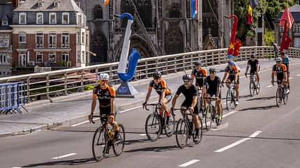 Plusieurs cyclistes pres de la citadelle de Dinant