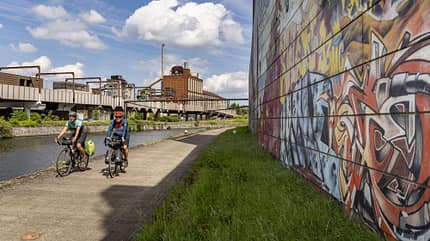 Deux cyclistes sur le canal de Charleroi