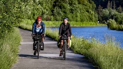 Deux cyclistes au bord de la Sambre