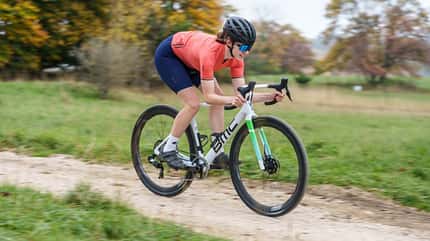 ROADBIKE-Testfahrerin Emilia Welte auf einem BMC Kaius One 01 ROADBIKE-Testfahrerin Emilia Welte auf einem BMC Kaius One 01