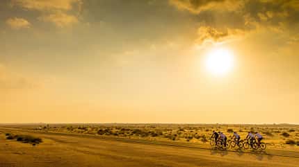 Dubai,Felix,Krakow,Rennrad,Reportage,Roadbike,Sand,Sport,Tour,Wüste Rennradfahrer bei Hitze