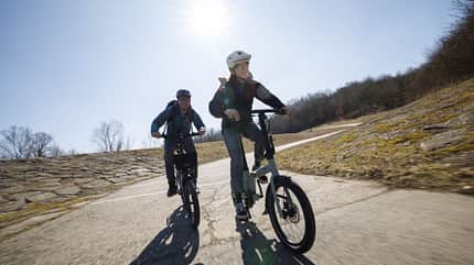 Die besten Klappräder mit Motor im Test 2025!