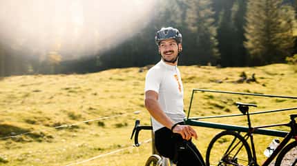 SalzburgerLand,Saalbach-Hinterglemm,Leogang,Fieberbrunn,Radreise,Gravelbike,ein Fahrer sich umdrehend SalzburgerLand,Saalbach-Hinterglemm,Leogang,Fieberbrunn,Radreise,Gravelbike,ein Fahrer sich umdrehend