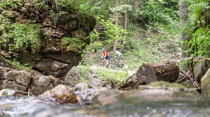 SalzburgerLand,Saalbach-Hinterglemm,Leogang,Fieberbrunn,Radreise,Gravelbike,Blick über Bach,zwei Gravelbiker SalzburgerLand,Saalbach-Hinterglemm,Leogang,Fieberbrunn,Radreise,Gravelbike,Blick über Bach,zwei Gravelbiker
