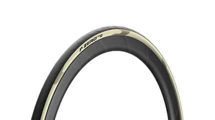 Den Pirelli P Zero Race RS Clincher gibt es auch in einer Retroausführung mit heller Reifenflanke. Den Pirelli P Zero Race RS Clincher gibt es auch in einer Retroausführung mit heller Reifenflanke.
