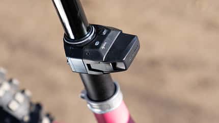 Rock Shox bringt seine überarbeitete Dropperpost: Für 2026 kommt eine neue Reverb AXS mit mehr Hubvarianten und anderer Akkuposition. Rock Shox bringt seine überarbeitete Dropperpost: Für 2026 kommt eine neue Reverb AXS mit mehr Hubvarianten und anderer Akkuposition.