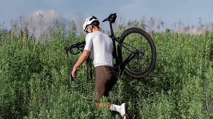 Active,Activity,Athlete,Bicycle,Bike,Cycle,Cycling,Cyclist,Helmet,Nature,Sport,Sportswear,Summer Rennradfahrer im Feld