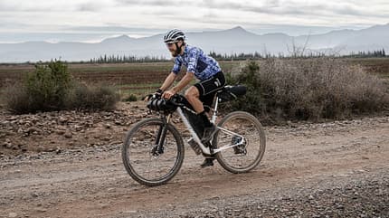 Mattia de Marchi mit dem Lee Cougan Innova Super Gravel beim Atlas Mountain Race 2024 Mattia de Marchi mit dem Lee Cougan Innova Super Gravel beim Atlas Mountain Race 2024
