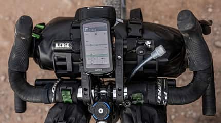Das Cockpit von Mattia de Marchis Lee Cougan Innova Super Gravel beim Atlas Mountain Race 2024. Das Cockpit von Mattia de Marchis Lee Cougan Innova Super Gravel beim Atlas Mountain Race 2024.