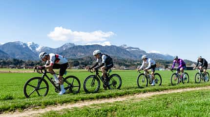 UCI Wörthersee Gravel Race,Gravelbike,Österreich,Kärnten,schräg von rechts,Wiesenweg,Fahrer UCI Wörthersee Gravel Race,Gravelbike,Österreich,Kärnten,schräg von rechts,Wiesenweg,Fahrer