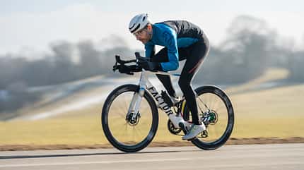 Factor Bikes,Ostro VAM,2025,Test,Rennrad,Action,sitzend Factor Bikes,Ostro VAM,2025,Test,Rennrad,Action,sitzend