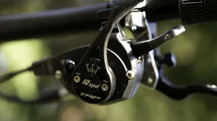Mit der Evo12 hat TRP eine 12-fach-Schaltung im Programm, die der berühmten Shimano XTR Konkurrenz machen möchte. Wir haben sie 1,5 Wochen lang für euch getestet. Mit der Evo12 hat TRP eine 12-fach-Schaltung im Programm, die der berühmten Shimano XTR Konkurrenz machen möchte. Wir haben sie 1,5 Wochen lang für euch getestet.