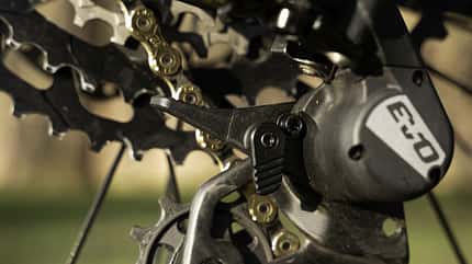 Mit der Evo12 hat TRP eine 12-fach-Schaltung im Programm, die der berühmten Shimano XTR Konkurrenz machen möchte. Wir haben sie 1,5 Wochen lang für euch getestet. Mit der Evo12 hat TRP eine 12-fach-Schaltung im Programm, die der berühmten Shimano XTR Konkurrenz machen möchte. Wir haben sie 1,5 Wochen lang für euch getestet.