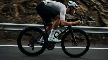 Aero Endurance Bundle von straede – abgestimmtes Set aus Trikot und Bib Shorts für maximale Performance auf dem Rennrad Aero Endurance Bundle von straede – abgestimmtes Set aus Trikot und Bib Shorts für maximale Performance auf dem Rennrad