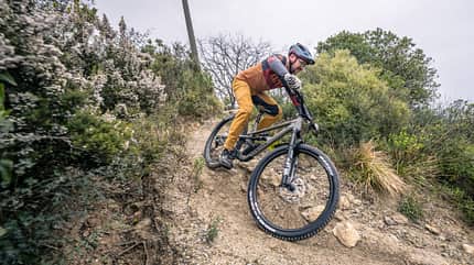 Dennis Stratmann MOUNTAINBIKE hat dem neuen Spectral AL 6 von Canyon in Finale Ligure auf den Zahn gefühlt! Hier liest du unseren ausführlichen Einzeltest.