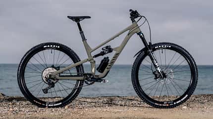 Dennis Stratmann MOUNTAINBIKE hat dem neuen Spectral AL 6 von Canyon in Finale Ligure auf den Zahn gefühlt! Hier liest du unseren ausführlichen Einzeltest.