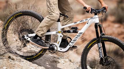 Mit dem neuen Spectral AL stellt der Koblenzer Versendergigant Canyon sein All-Mountain auch als preiswerte Alu-Alternative vor. Mit dem neuen Spectral AL stellt der Koblenzer Versendergigant Canyon sein All-Mountain auch als preiswerte Alu-Alternative vor.