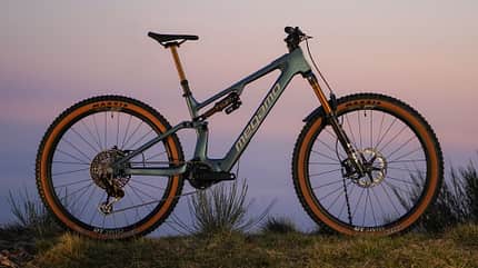 Mit dem Reason stellt auch die Bikemarke Megamo ein neues E-MTB mit DJIs Avinox-Motor vor.