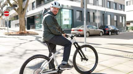 Maloja,Commuter,Fahrradbekleidung,in die Kamera blickend Maloja,Commuter,Fahrradbekleidung,in die Kamera blickend