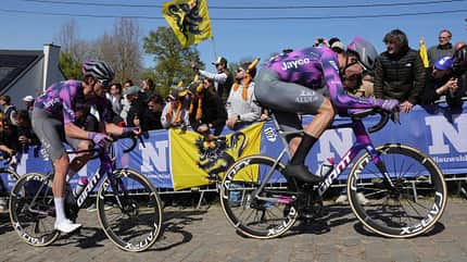 Team Jayco Alula bei der Ronde van Vlaanderen 2025 mit Cadex Aero Cotton Reifen Team Jayco Alula bei der Ronde van Vlaanderen 2025 mit Cadex Aero Cotton Reifen