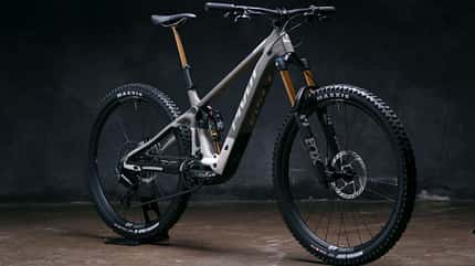 Shuttle SL-AM,Mountain Bikes,Pivot Cycles,Ride Tuning,BITW,ebike,Studio,Colton Jacobs Das neue Pivot Shuttle SL/AM kommt mit kraftvollem Bosch-SX-Motor, leichtem Carbon-Rahmen und einer edlen Ausstattung. Das Light-E-MTB hat mehr Federweg, mehr Power und das bei einem Gewicht unter 18 kg. Auch das neue Bosch-400C-Display kann verbaut werden.