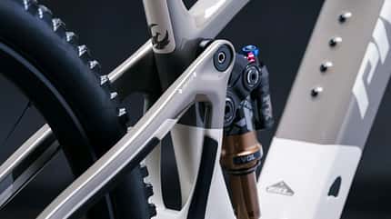 Shuttle SL-AM,Mountain Bikes,Pivot Cycles,Ride Tuning,BITW,ebike,Studio,Colton Jacobs Das neue Pivot Shuttle SL/AM kommt mit kraftvollem Bosch-SX-Motor, leichtem Carbon-Rahmen und einer edlen Ausstattung. Das Light-E-MTB hat mehr Federweg, mehr Power und das bei einem Gewicht unter 18 kg. Auch das neue Bosch-400C-Display kann verbaut werden.