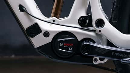Shuttle SL-AM,Mountain Bikes,Pivot Cycles,Ride Tuning,BITW,ebike,Studio,Colton Jacobs Das neue Pivot Shuttle SL/AM kommt mit kraftvollem Bosch-SX-Motor, leichtem Carbon-Rahmen und einer edlen Ausstattung. Das Light-E-MTB hat mehr Federweg, mehr Power und das bei einem Gewicht unter 18 kg. Auch das neue Bosch-400C-Display kann verbaut werden.