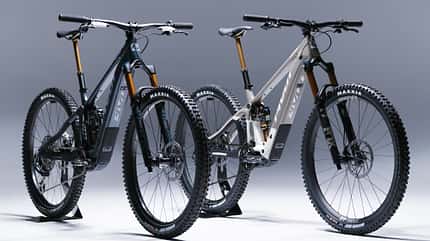 Shuttle SL-AM,Pivot Cycles,Mountain Bikes,Ride Tuning,BITW,ebike,Studio,Colton Jacobs Die zwei Farbvarianten des Pivot Shuttle SL/AM.