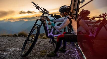 Mountainbike, Sonnenuntergang, Abendstimmung, Outdoor, Natur, Abenteuer, Biken, Freundschaft, Freiheit, Panorama, Fernblick, Sport, Tourenradeln, Berge Zwei Mountainbiker blicken mit ihren Fahrrädern in den Sonnenuntergang