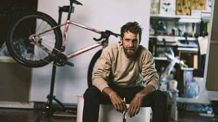 Basso Bikes,Gravelbike ARTbound,Mattia De Marchi vor dem Bike Basso Bikes,Gravelbike ARTbound,Mattia De Marchi vor dem Bike