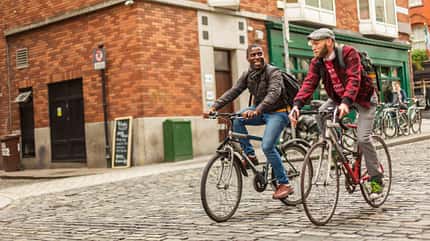 Fahrradfahren auf dem Land vs. in der Stadt Fahrradfahren auf dem Land vs. in der Stadt