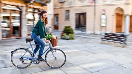 Fahrradfahren auf dem Land vs. in der Stadt Fahrradfahren auf dem Land vs. in der Stadt