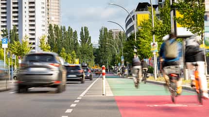 Fahrradfahren auf dem Land vs. in der Stadt Fahrradfahren auf dem Land vs. in der Stadt