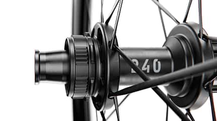 Die preisgünstigere Version der ARC-Laufräder kommt mit 240-Naben. Die preisgünstigere Version der ARC-Laufräder kommt mit 240-Naben.