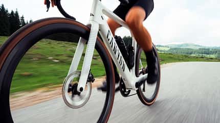 Canyon Endurace:ONfly,E-Rennrad,Action,Radfarbe weiß Canyon Endurace:ONfly,E-Rennrad,Action,Radfarbe weiß