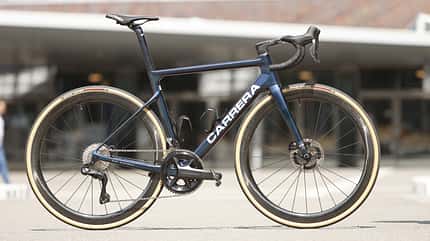 Das neue Carrera SL Pro Air Rennrad im ROADBIKE-Test. Das neue Carrera SL Pro Air Rennrad im ROADBIKE-Test.