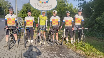 Teile des Chainreaction BikeConvoy for Ukraine-Pelotons an der polnisch-ukrainischen Grenze Teile des Chainreaction BikeConvoy for Ukraine-Pelotons an der polnisch-ukrainischen Grenze